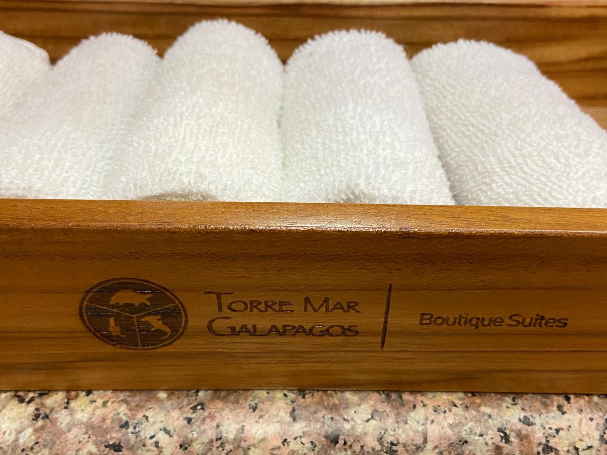Torre Mar Galapagos Boutique Suites 푸에르토아요라 외부 사진