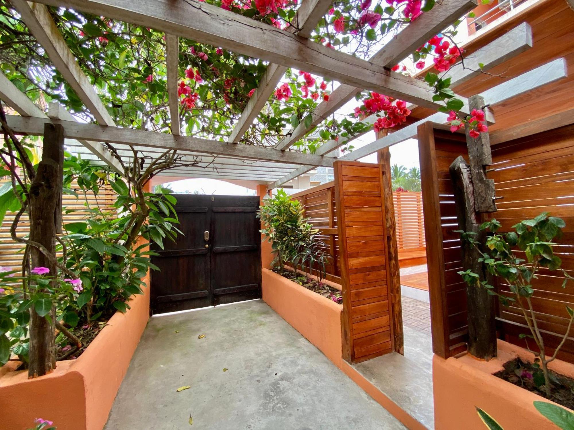 Torre Mar Galapagos Boutique Suites 푸에르토아요라 외부 사진